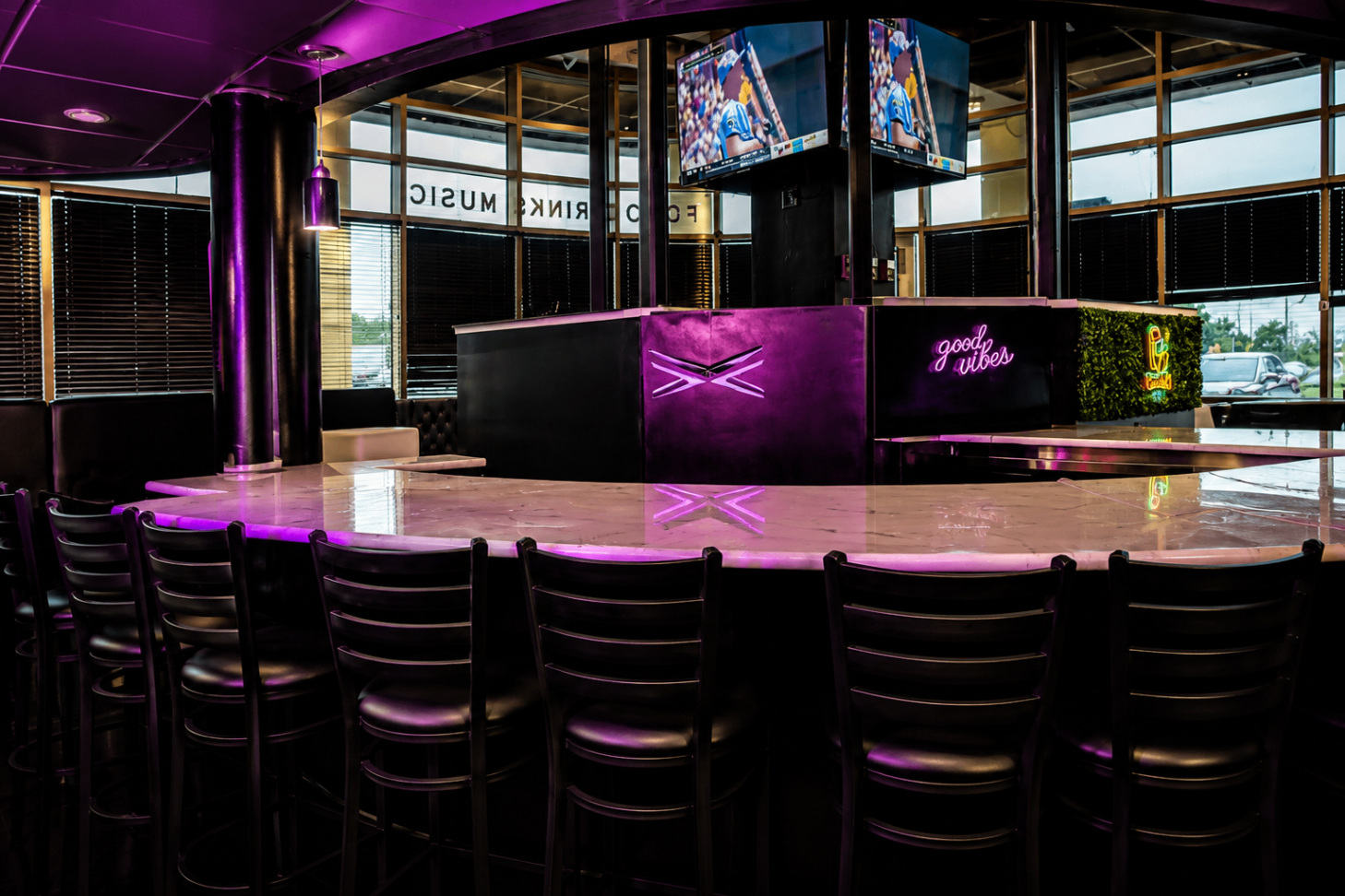 Cross Ultra Lounge 2.0 main bar interior